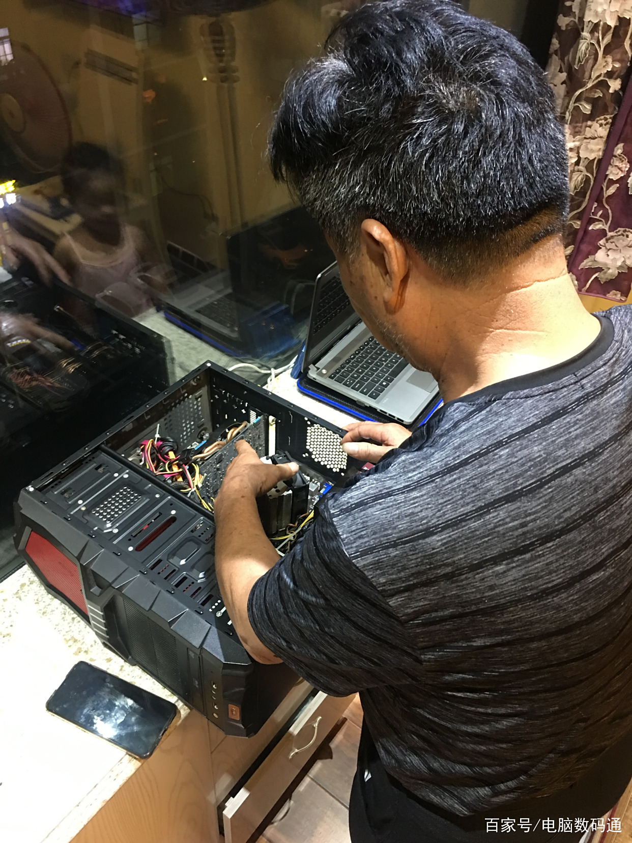 修电脑的师傅让我无语 70岁高龄玩转科技，刷新我的认知